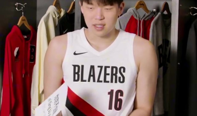 开云体育官网-谁学得最地道&amp;气势最到位？杨瀚森中文课堂：这次学你防不住我